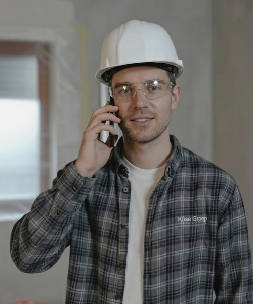 Medewerker van Köse Groep aan het bellen.